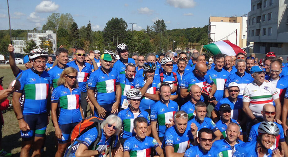 Dal 2011 gli italiani presenti alla Parigi-Brest-Parigi vestono tutti la divisa azzurra