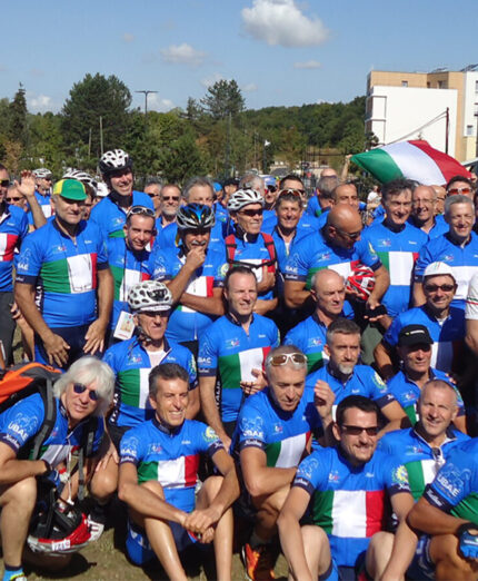 Dal 2011 gli italiani presenti alla Parigi-Brest-Parigi vestono tutti la divisa azzurra