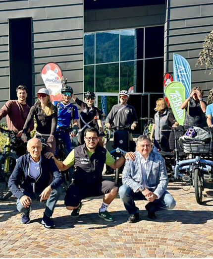 Bosh è stato partenr commerciale di Valbeat Valsugana. Al centro Michele Oriente