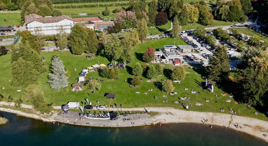 Il Valbeat Village è stato montato in riva al Lago di Levico, perla della Valsugana