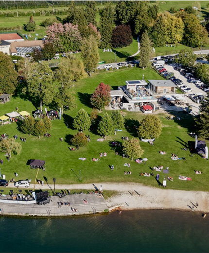 Il Valbeat Village è stato montato in riva al Lago di Levico, perla della Valsugana