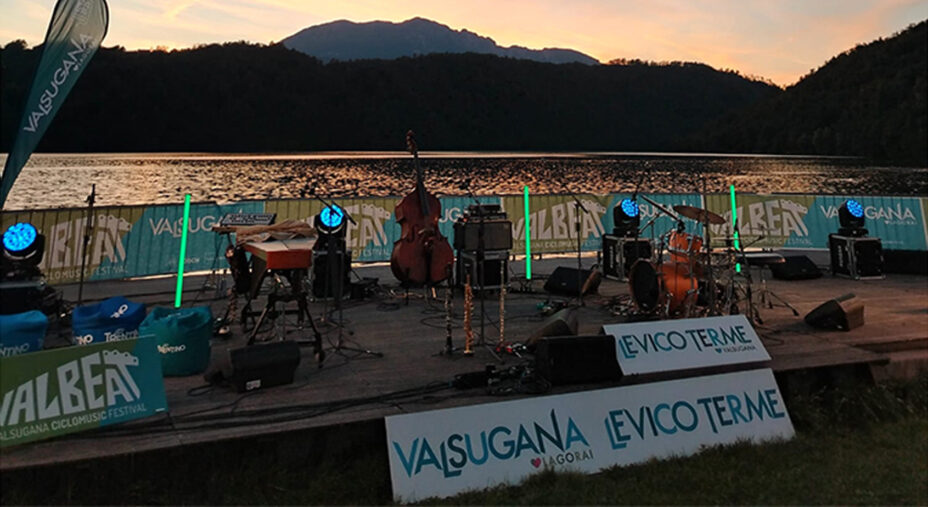 Il palco sul lago di Levico: il sole tramonta, a breve inizia il concerto
