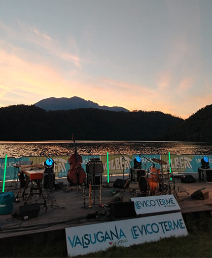 Il palco sul lago di Levico: il sole tramonta, a breve inizia il concerto