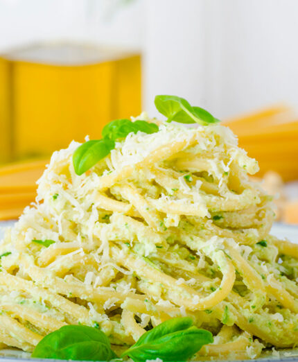Una spolverata di formaggio stagionato su un piatto di pasta fornisce già un ottimo contenuto di proteine (depositphotos.com)