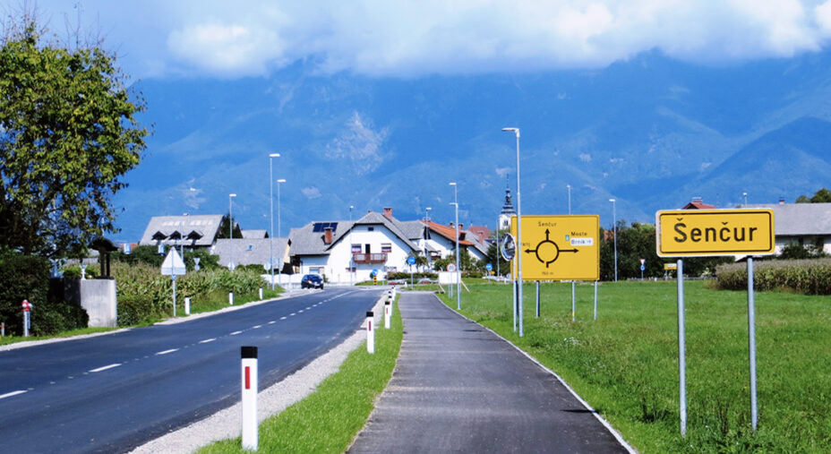 Soprattutto tra i paesi di campagna si trovano situazioni simili: la strada e la ciclabile affianco. Slovenia