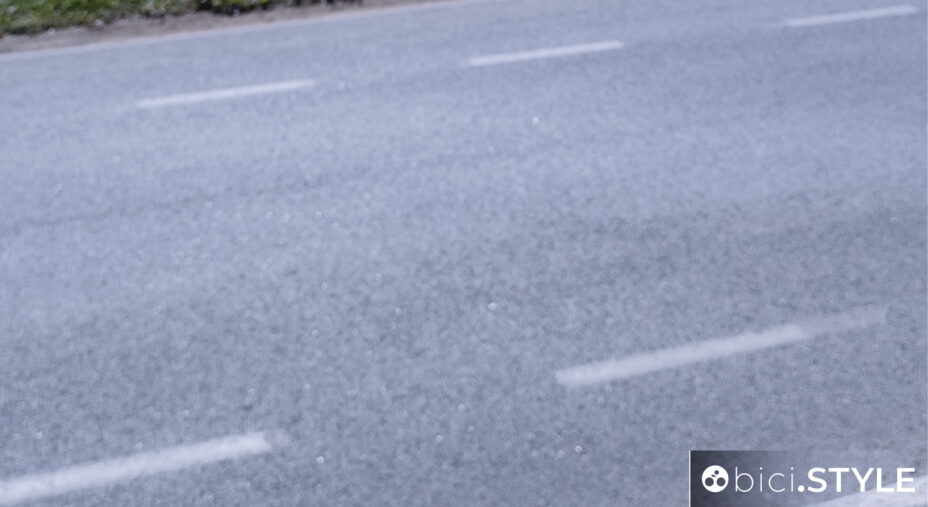 Le due linee tratteggiate di cui vi dicevamo, evidenziano le corsie riservate ai ciclisti