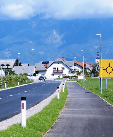 Soprattutto tra i paesi di campagna si trovano situazioni simili: la strada e la ciclabile affianco. Slovenia