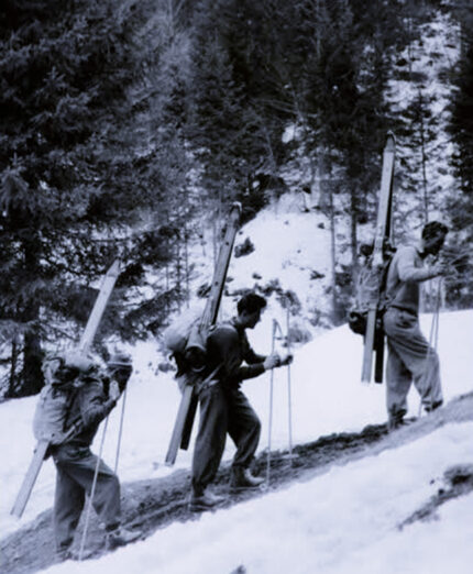 Bonatti al centro con i suoi amici nell'inverno-primavera del 1956: un'impresa scialpinistica (foto IALP Mountain Museum)