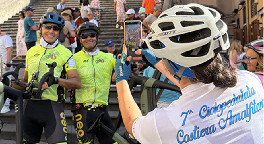 Foto ricordo davanti al Duomo di Amalfi, uno dei momenti più belli della Ciclopedalata