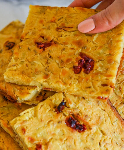 La farinata di ceci a merenda consente di introdurre i legumi nell'alimentazione dei ragazzi (foto Basilico Secco)