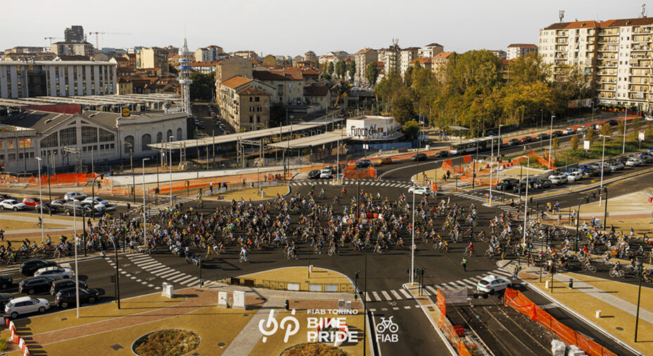 Un lungo serpentone vivace che si è impadronito delle strade di Torino (foto Stefano Druetta)