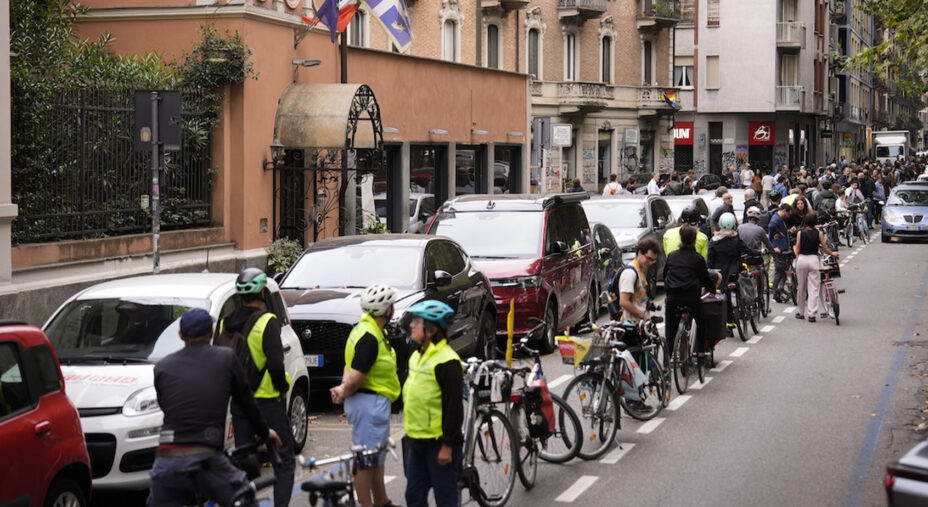 Tutte le mattine nel tratto di ciclabile in cui è morto Nicolò, le bici si fermano per richiamare l'attenzione (foto Fabio Ferrari/LaPresse)