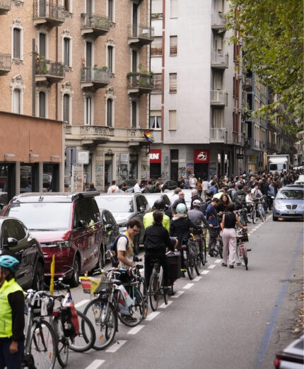 Tutte le mattine nel tratto di ciclabile in cui è morto Nicolò, le bici si fermano per richiamare l'attenzione (foto Fabio Ferrari/LaPresse)