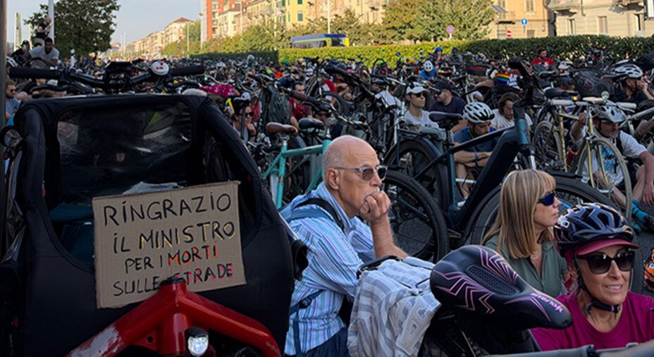 Corso Oddone fermo per flash mob: tutti giù per terra davanti all'emergenza dei morti sulle strade