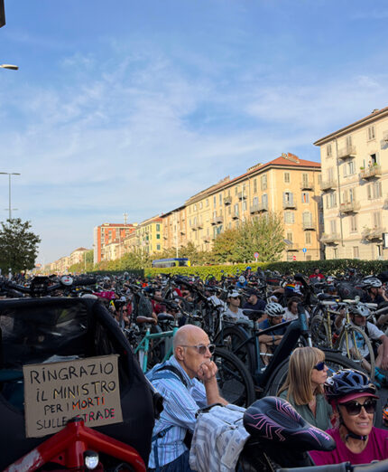 Corso Oddone fermo per flash mob: tutti giù per terra davanti all'emergenza dei morti sulle strade