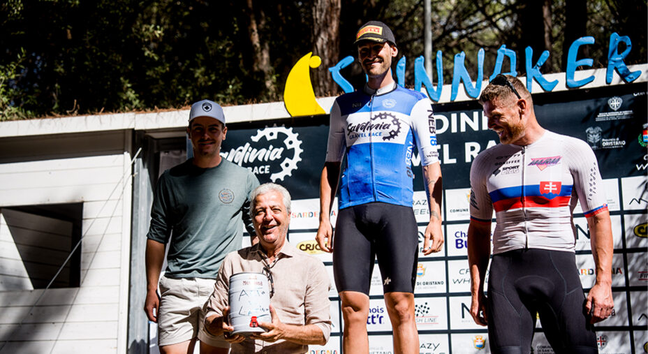 Il podio maschile premiato da Antonio Franceschi, Assessore allo Sport del Comune di Oristano (foto Alessio Pederiva)