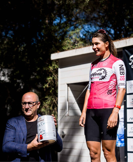 Il podio femminile invece premiato da Salvatore Cau, consigliere della Regione Autonoma della Sardegna (foto Alessio Pederiva)