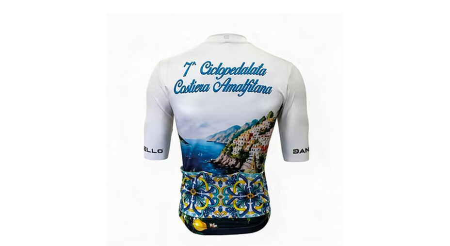 Questa la bellissima maglia celebrativa prodotta da Daniello, con uno splendido paesaggio amalfitano