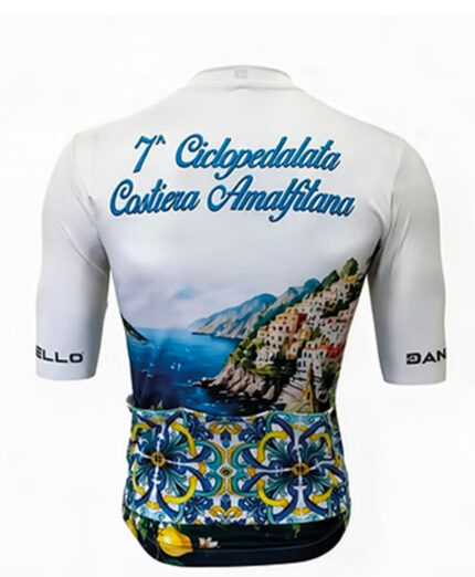 Questa la bellissima maglia celebrativa prodotta da Daniello, con uno splendido paesaggio amalfitano