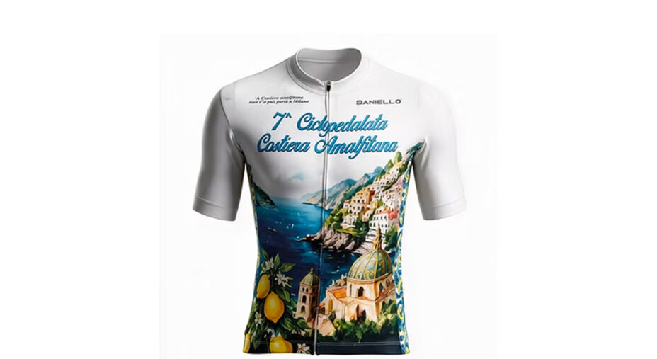 Questa la bellissima maglia celebrativa prodotta da Daniello, con uno splendido paesaggio amalfitano