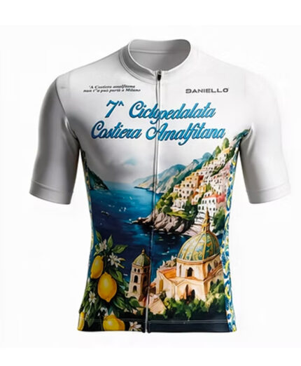 Questa la bellissima maglia celebrativa prodotta da Daniello, con uno splendido paesaggio amalfitano