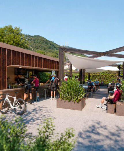 Al Venturo si potranno vedere le corse dopo aver pedalato, portare la bici in officina e intanto bere con gli amici