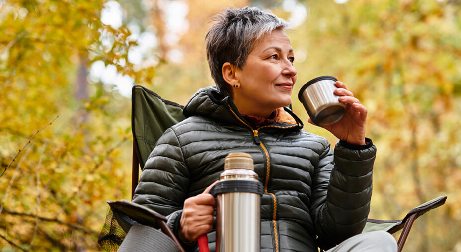 Bere spesso è necessario anche in inverno. Il consiglio è di portare un thermos con tè caldo, eventualmente zuccherato (depositphotos.com)