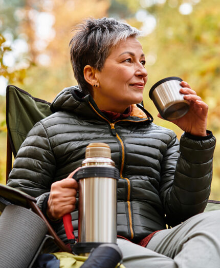 Bere spesso è necessario anche in inverno. Il consiglio è di portare un thermos con tè caldo, eventualmente zuccherato (depositphotos.com)
