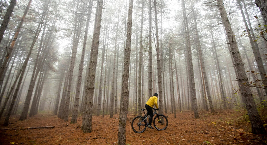 A livello di dispendio energetico una camminata in pianura generalmente richiede meno lavoro di una pedalata (depositphotos.com)