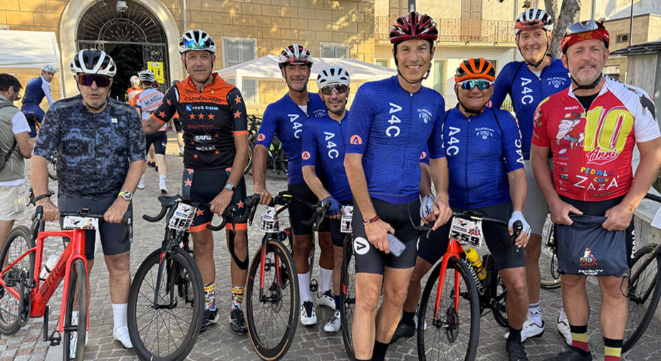 Zanini e il gruppo di All 4 Cycling, noto negozio del varesotto