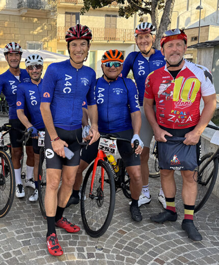 Zanini e il gruppo di All 4 Cycling, noto negozio del varesotto